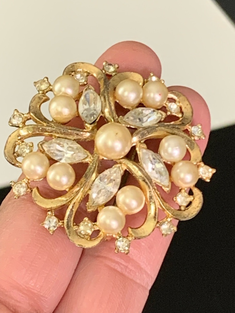 VINTAGE CROWN TRIFARI RHINESTONE GOLD PEARL BROOCH PIN SIGNED RETRO JEWELRY